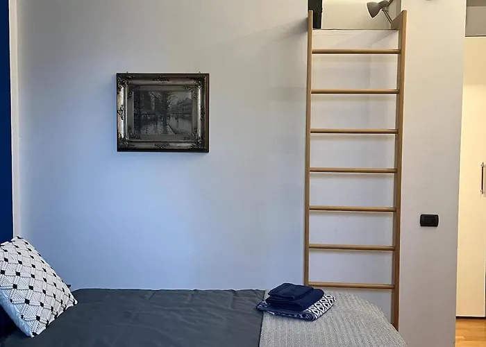 Cozy In Center *